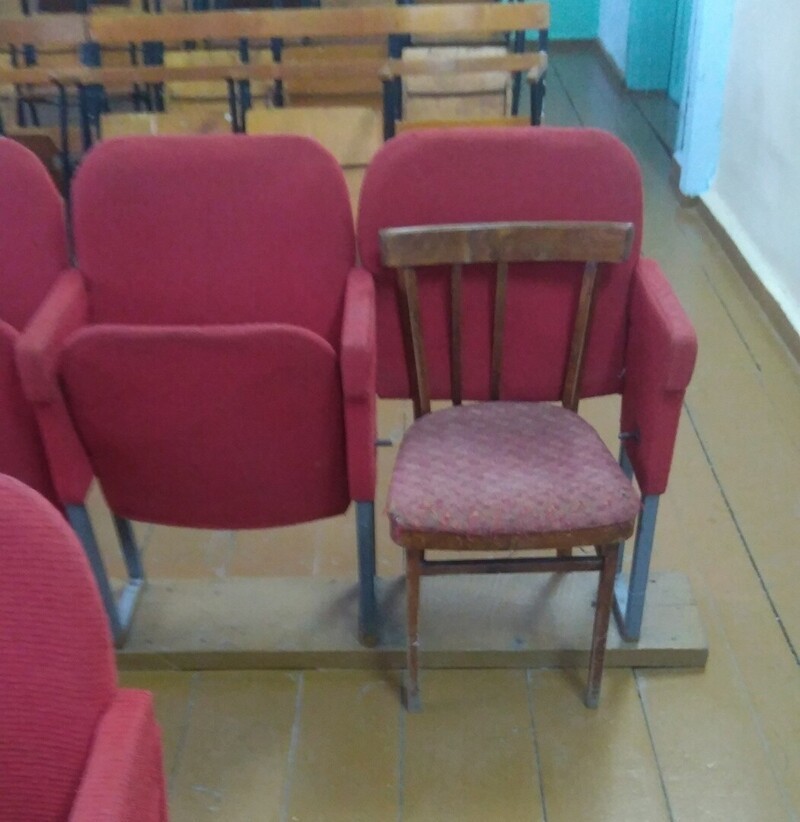 На какой сам сядешь, а на какой... Подборка зачётных стульев