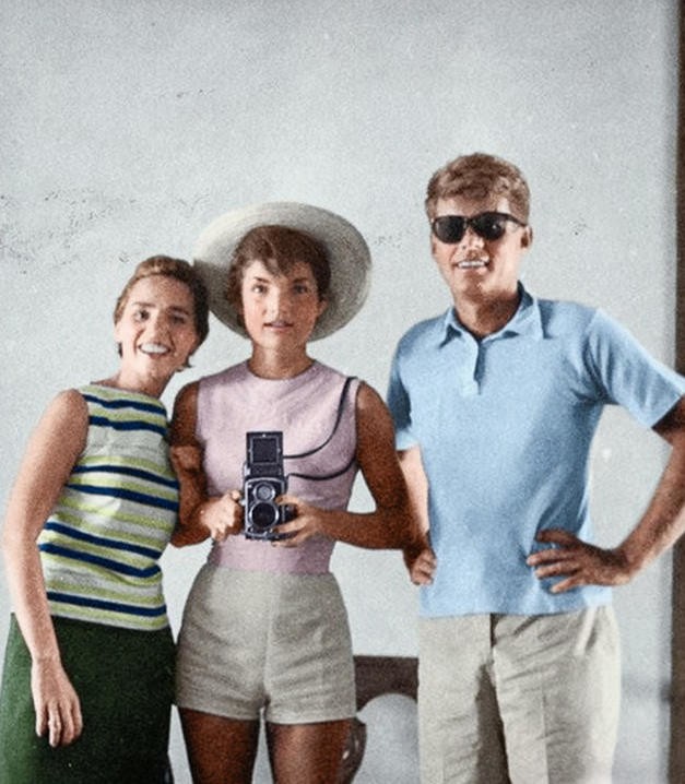 5. Джеки Кеннеди делает зеркальное селфи с Джоном и Этель Кеннеди, 1954 год