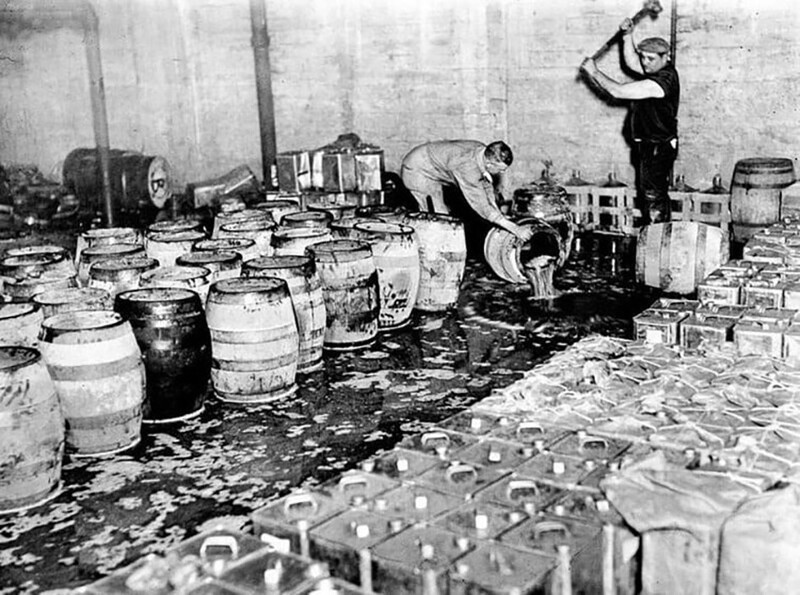 Уничтожение незаконных запасов алкоголя во время сухого закона, США, 1920-е