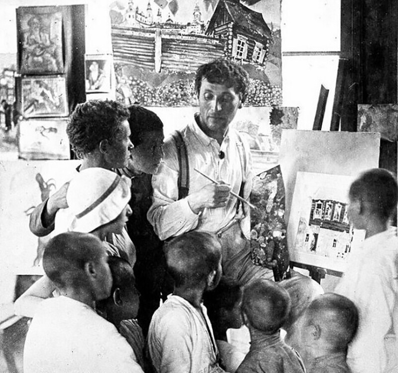 Художник Марк Шагал обучает детей в колонии для бездомных детей в Малаховке, Россия, в 1921 году