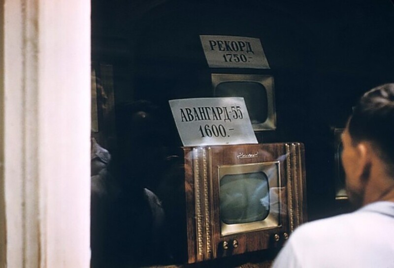 Прохожие рассматривают телевизоры в витрине, 1958 год, Москва