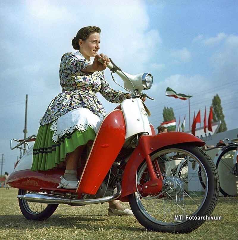 Девушка пробует на ярмарке мопед Panni R50, изготовленный велосипедной фабрикой Csepel. Фото MTI Ференц Фервари. 14 октября 1959 год  