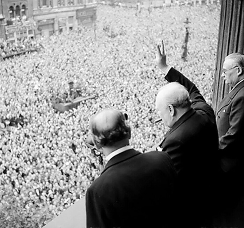 Уинстон Черчилль приветствует Британцев в день капитуляции Германии. 8 мая 1945 год, Лондон