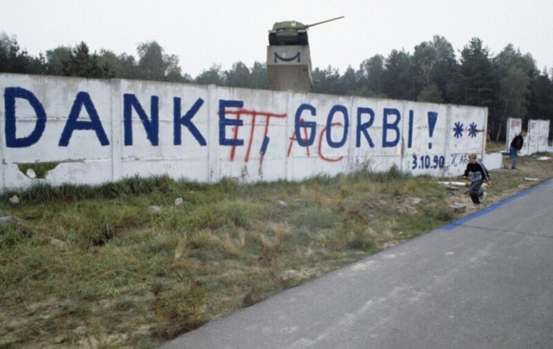 Благодарные немцы - Горбачёву на разрушенной Берлинской стене: "Спасибо, Горби!". 1990 год
