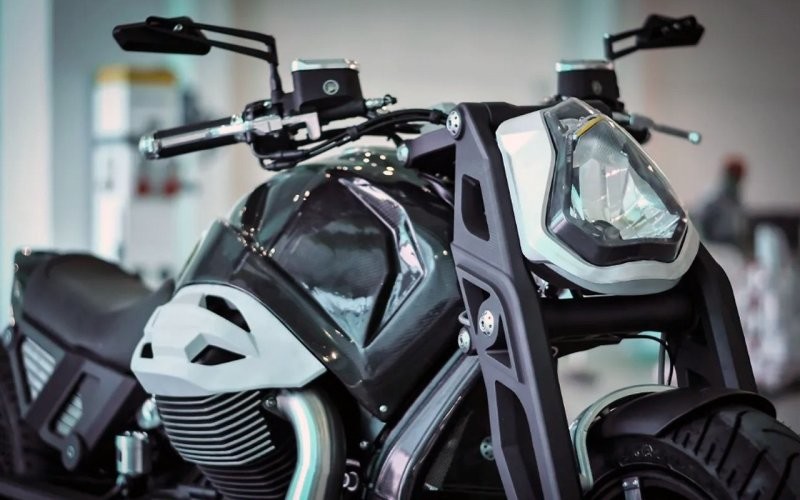 Российский мотоцикл «Мономах» с частичкой мотора от представительского Aurus