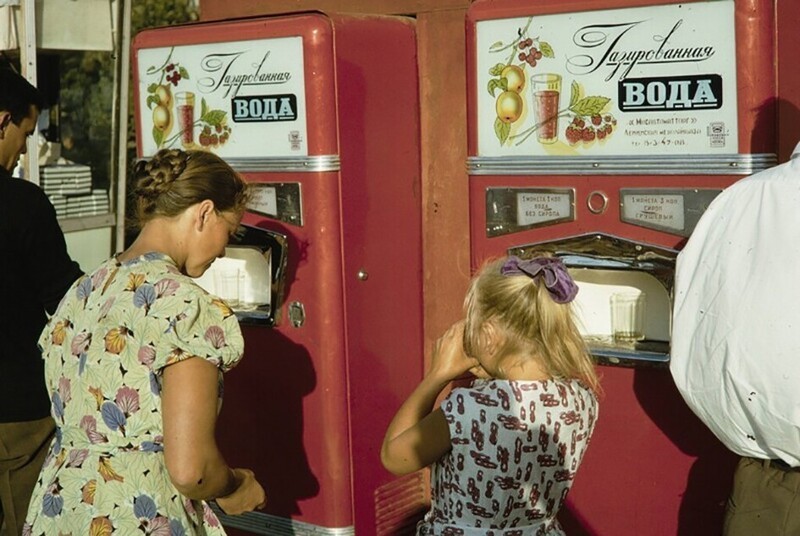 Автоматы с газированной водой, 1964 год, Москва. Автор фото: Харрисон Форман