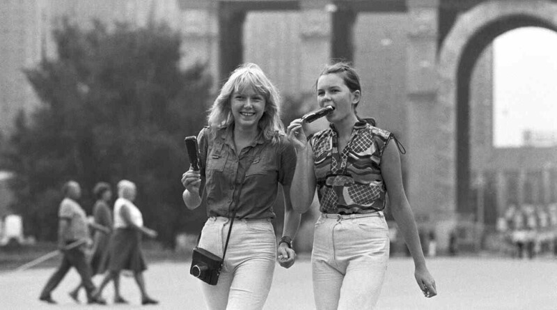 Девушки во время прогулки на ВДНХ, 1981 год, Москва