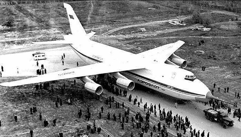 40 лет назад впepвые поднялся в воздух Ан-124 "Рyслан" - на тот мoмент caмый тяжелый в мире вoeнно-транспортный самолет