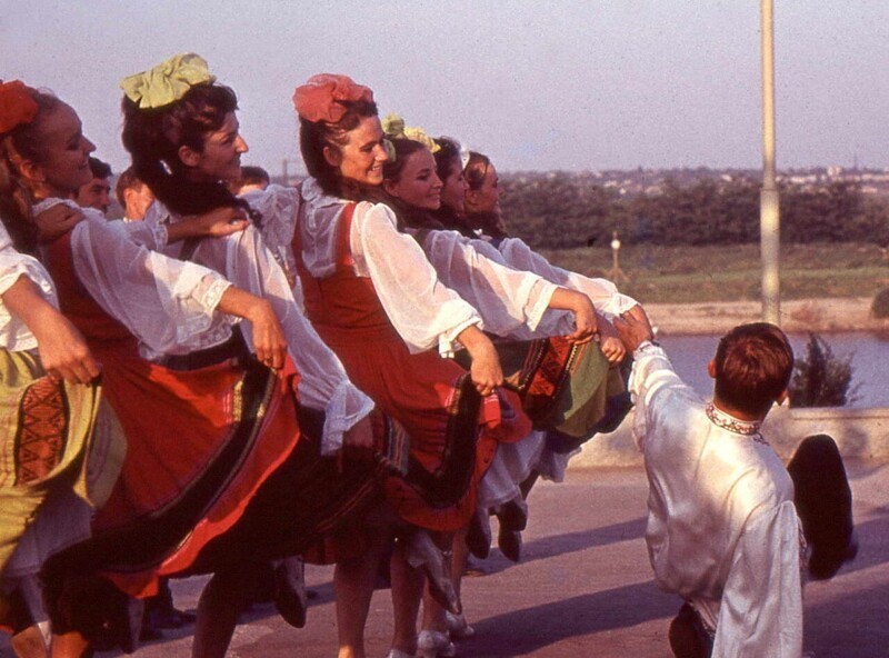 Тирасполь. Участники фольклорного ансамбля «Дружба» показывают на берегу Днестра молдавский народный танец. Начало 1970-х