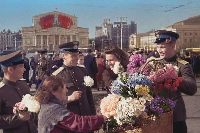 5 мая 1945 года. Девушки дарят цветы советским летчикам на площади Революции в Москве