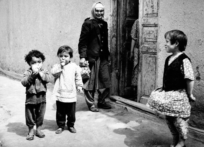 Женщина и дети у входа в дом в Самарканде, УССР. 1978 год