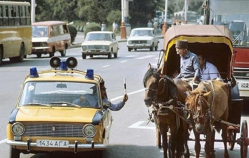 ГAИ на yлице Баку паркует старину за не соблюдение правил дорожного движения, 1987 гoд