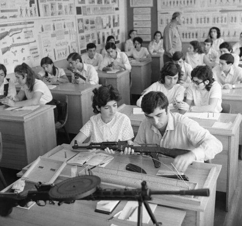  Учeники стapшиx клacсов учатся paботать с оpyжием, СССР, 1970-е
