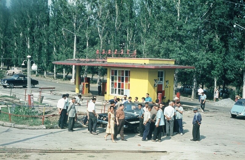 Заинтересованные иномаркой местные жители. АЗС в Тбилиси, 1964 год