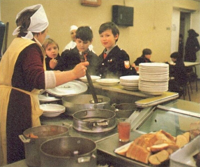 Школьная столовая в СССР. Накрывали на столы и убирали дежурные из учеников и никто не ныл про права