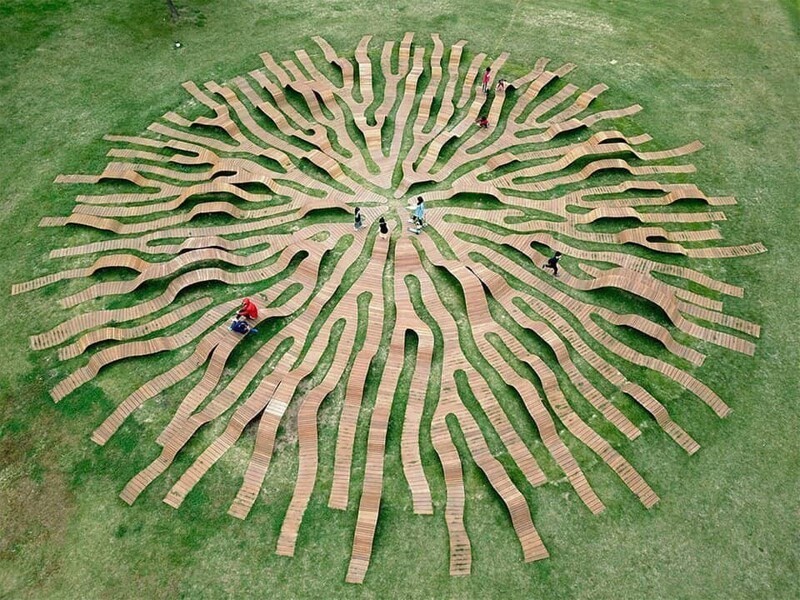 Это творческий проект "Скамейка - корни" корейского архитектора Ен Джу Ли, Сеул