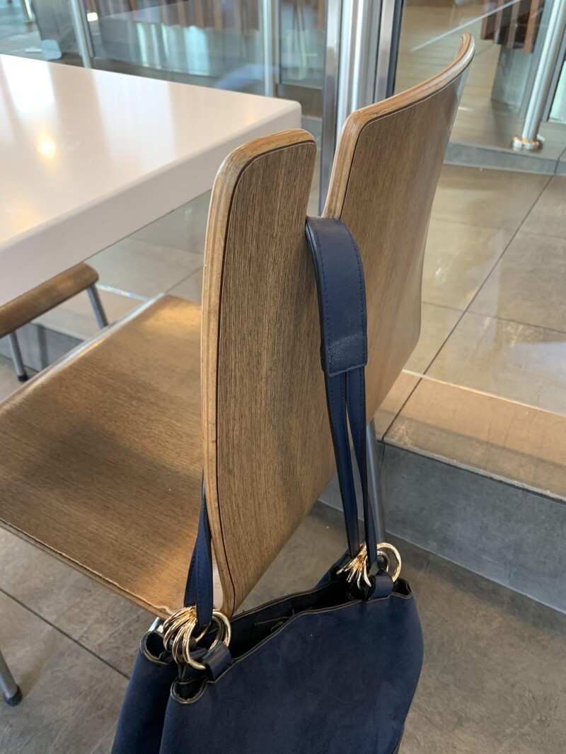 На этот стул очень удобно повесить сумку