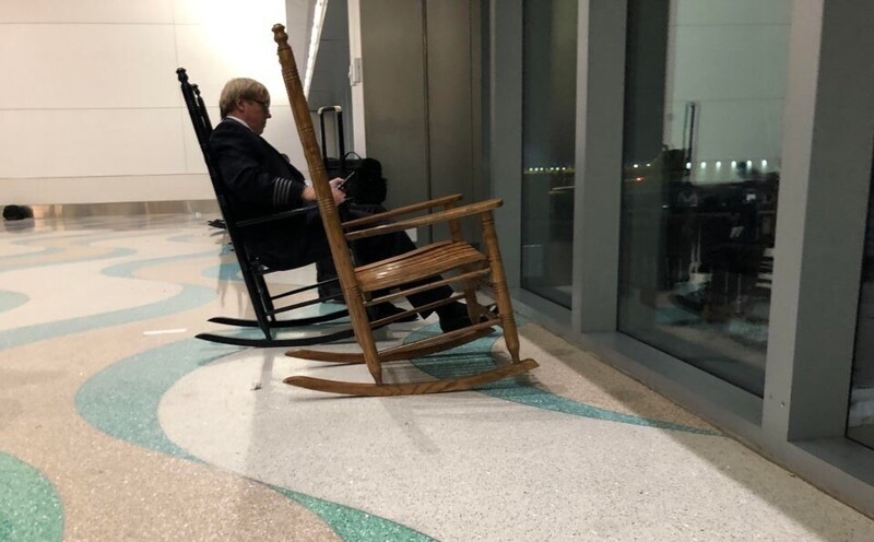 Кресло-качалка в аэропорту для наблюдения за самолетами
