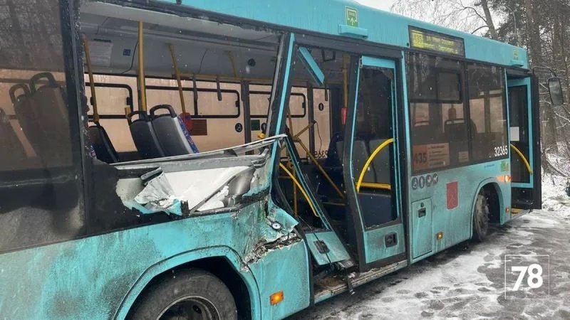 Авария дня. ДТП с автобусом и БТР в Санкт-Петербурге