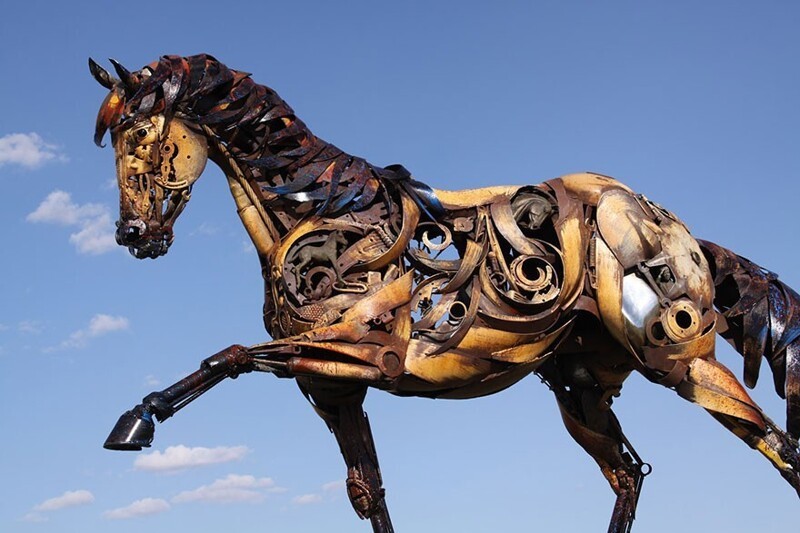 Скульптор превращает старые железки в произведения искусства