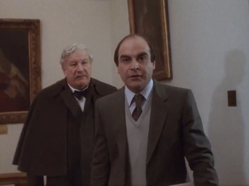 На фото: Дэвид Суше в роли инспектора Джеппа. Слева - Питер Устинов в роли Пуаро.  «Ужин для тринадцати», 1985 год