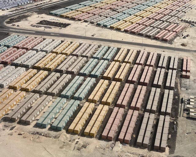 Это номера, построенные из транспортных контейнеров для посетителей чемпионата мира по футболу, Катар