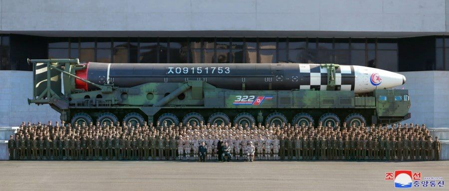 Ким Чен Ын показал доченьке ученых, создавших баллистическую ракету Hwasong-17