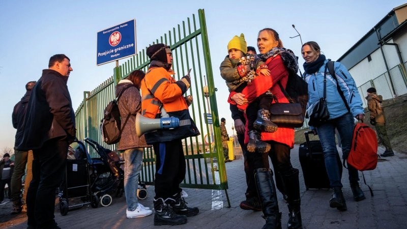 Украинские беженцы устроили скандал в Польше, отказавшись выезжать из отеля "всё включено"