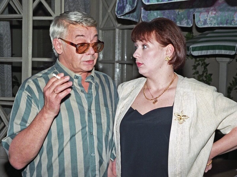 Александр Демьяненко и Мария Аронова на съемках комедийного телесериала (ситкома) «Кафе «Клубничка», 1996 год