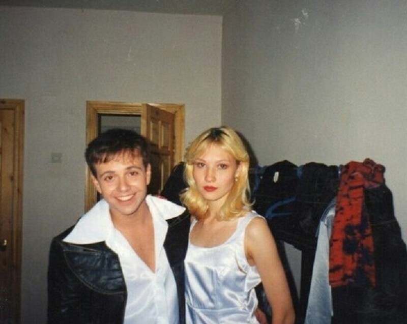 Андрей Губин со своей поклонницей после концерта, 1990-годы