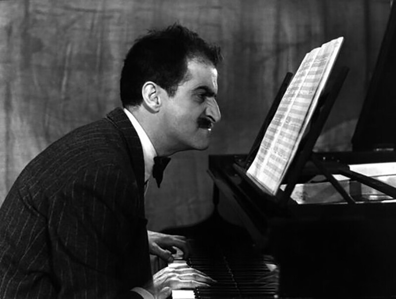 Луи Де Фюнес. До 44-х на жизнь зарабатывал другим своим талантом - виртуозной игрой на фортепиано. Выступал в различных заведениях. И уже тогда веселил зрителей гримасами и своей уникальной мимикой. 1950-е