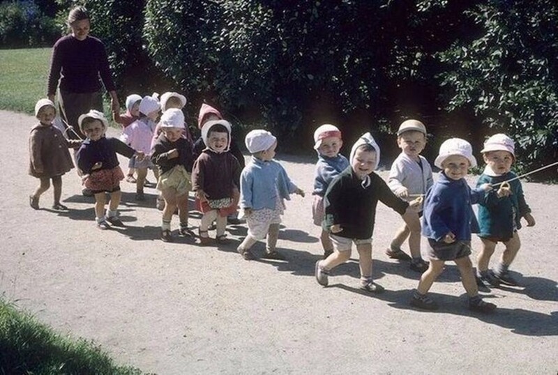 Детский садик на прогулке. СССР, 1963 год