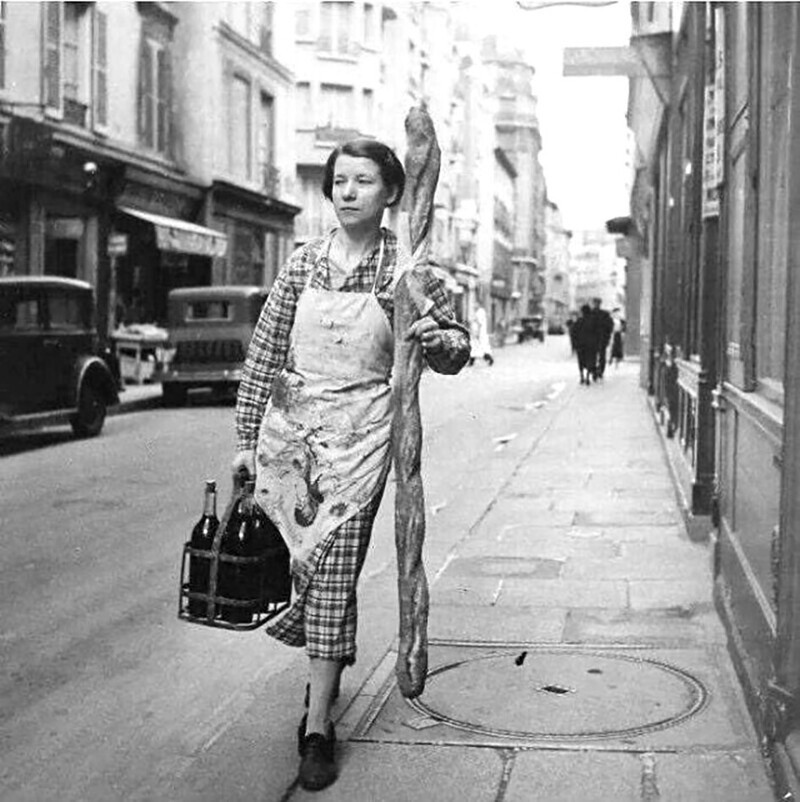 Француженка с багетом и 6 бутылками вина. Париж, 1945 год