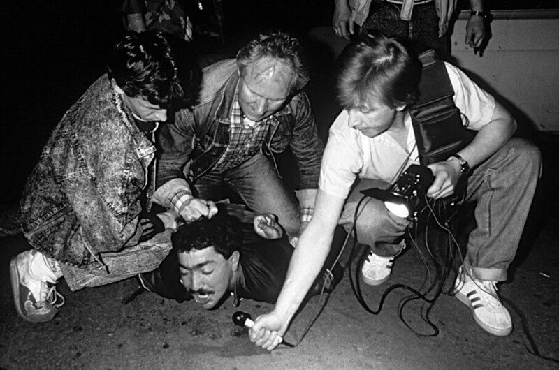 Репортер берет интервью во время задержания члена этнической мафии. Москва. Октябрь 1991 года