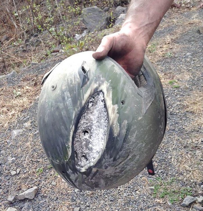 Пострадавшие в авариях поделились фотографиями шлемов, спасших им жизнь