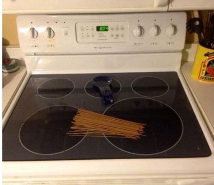 Когда попросили поставить спагетти на плиту, а он их положил... Ну это капец!