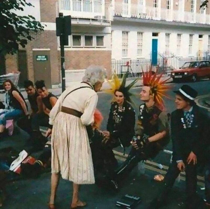 Лондонские панки и удивленная дама, 1982 год