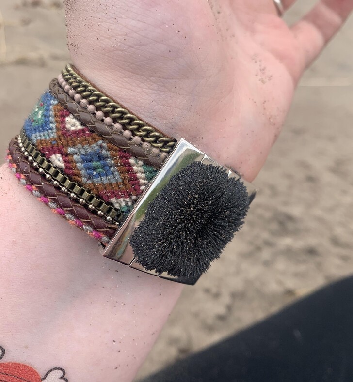 Браслет девушки примагнитил железо из песка во время прогулки по пляжу