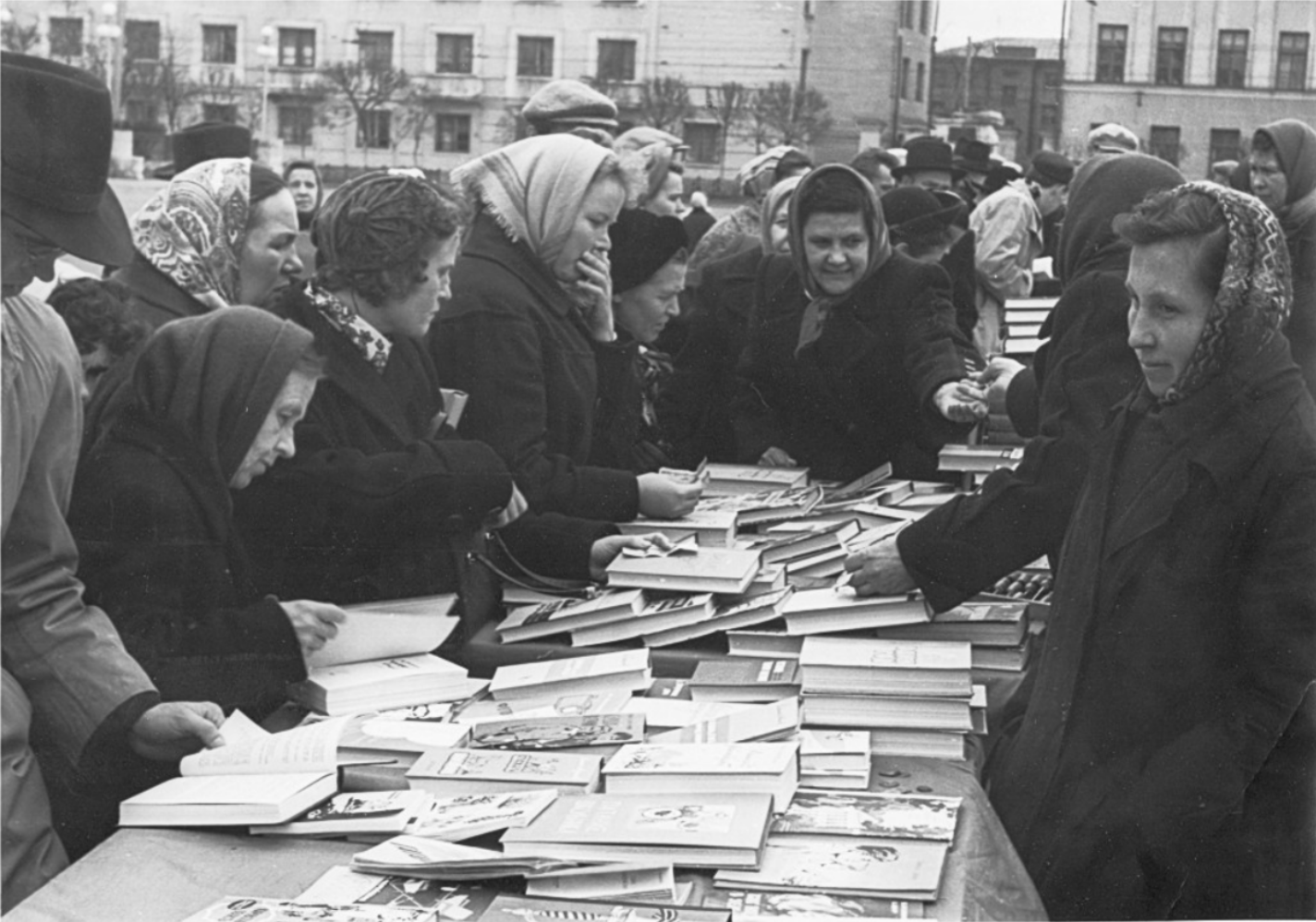 Картинки страна читает. СССР В 1960-1980 годах. Советские люди. Чтение в Советском Союзе. СССР 60-Е годы.