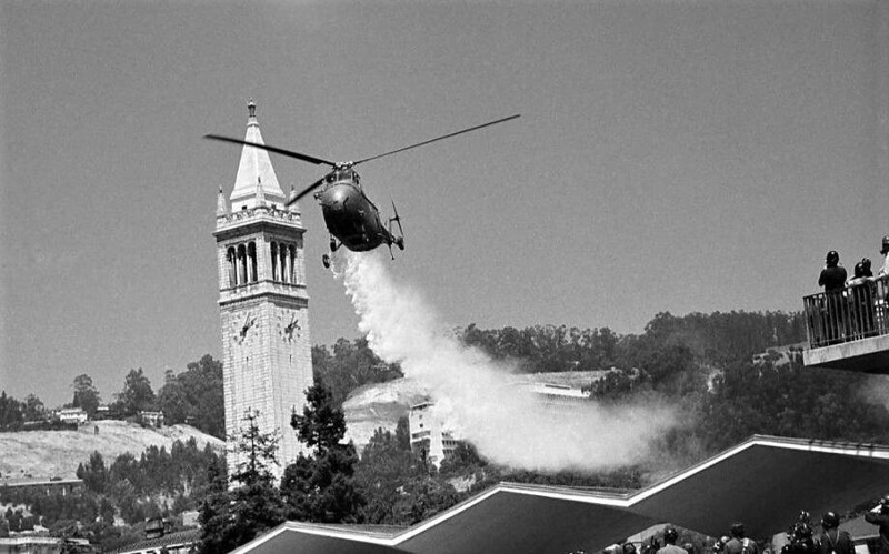 12. Распыление слезоточивого газа над мирной манифестацией в период губернаторства Рональда Рейгана. Калифорния, 1969 год
