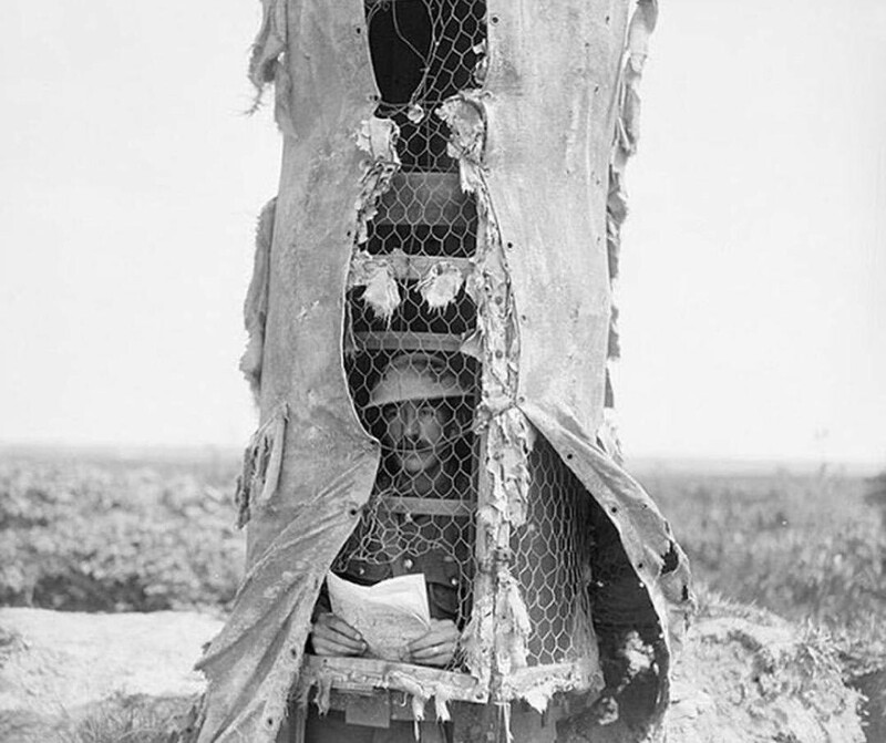 8. Британский солдат прячется в поддельном стволе дерева, который сделан из шкуры. 1918 год