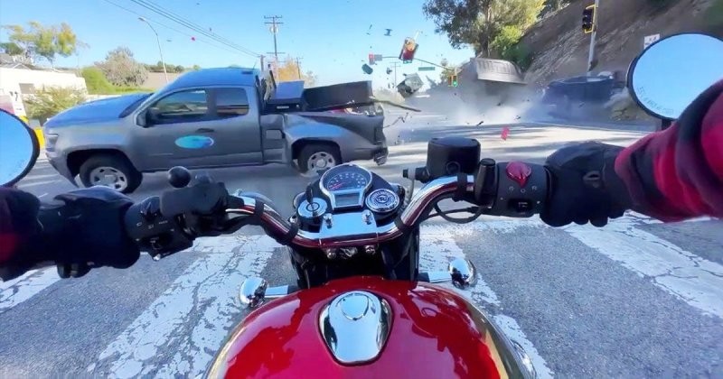 Ужасающий момент: мотоциклист из Калифорнии снял на видео ДТП с несколькими автомобилями, которое чуть не убило его