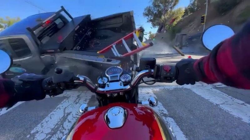 Ужасающий момент: мотоциклист из Калифорнии снял на видео ДТП с несколькими автомобилями, которое чуть не убило его