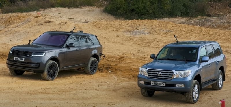 Toyota Land Cruiser бросает вызов новому Range Rover в дуэли на бездорожье