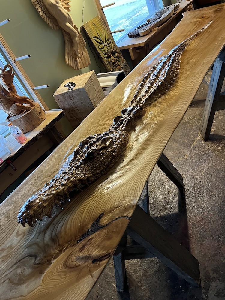 Художник потратил 100 часов, чтобы вырезать барную стойку с крокодилом