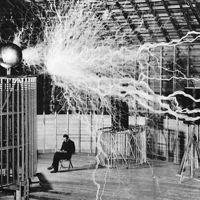 16. Никола Тесла в своей лаборатории с "увеличительным передатчиком", декабрь 1899 года