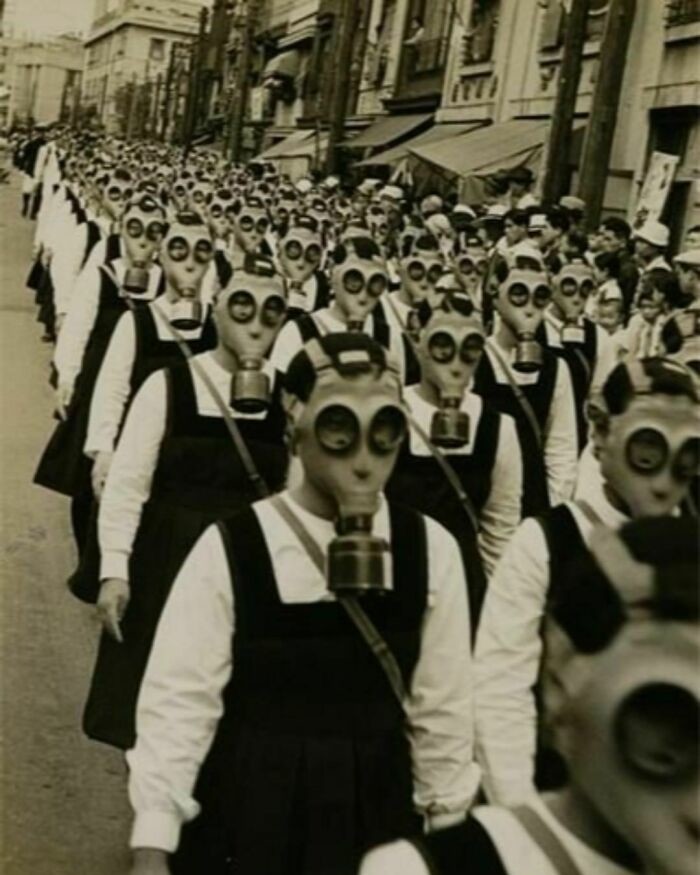 41. Щкольницы маршируют в противогазах во время Второй мировой войны