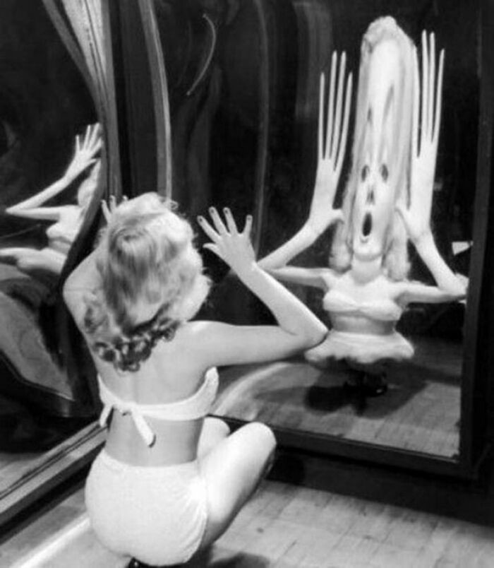 38. Мэрилин Монро и кривое зеркало, 1950 год
