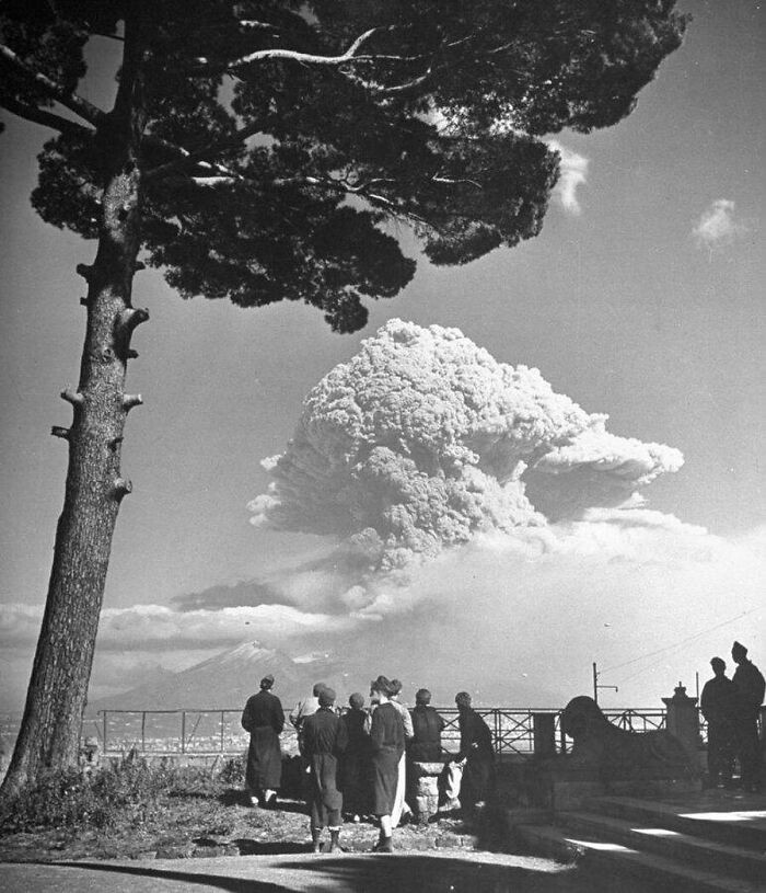36. Извержение Везувия в 1944 году