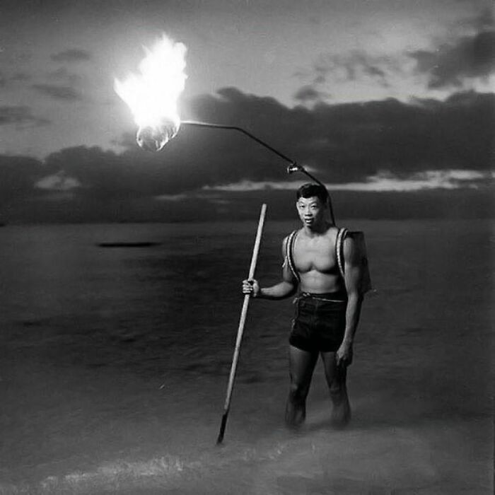 35. Мужчина рыбачит в ночи у побережья Гавайев, 1948 год